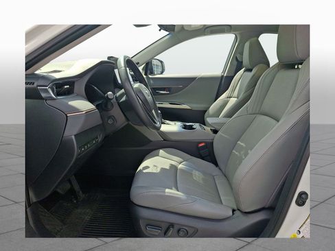 Used 2023 Toyota Venza Limited image 11