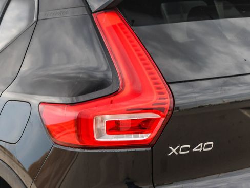 Used 2023 Volvo XC40 Recharge Plus image 12