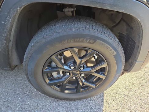 Used 2024 Jeep Grand Cherokee L Laredo image 2