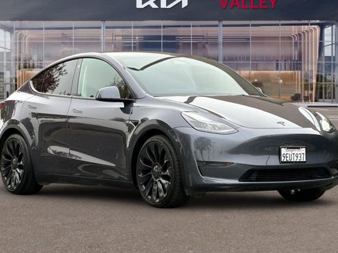 Used 2023 Tesla Model Y Performance image 2