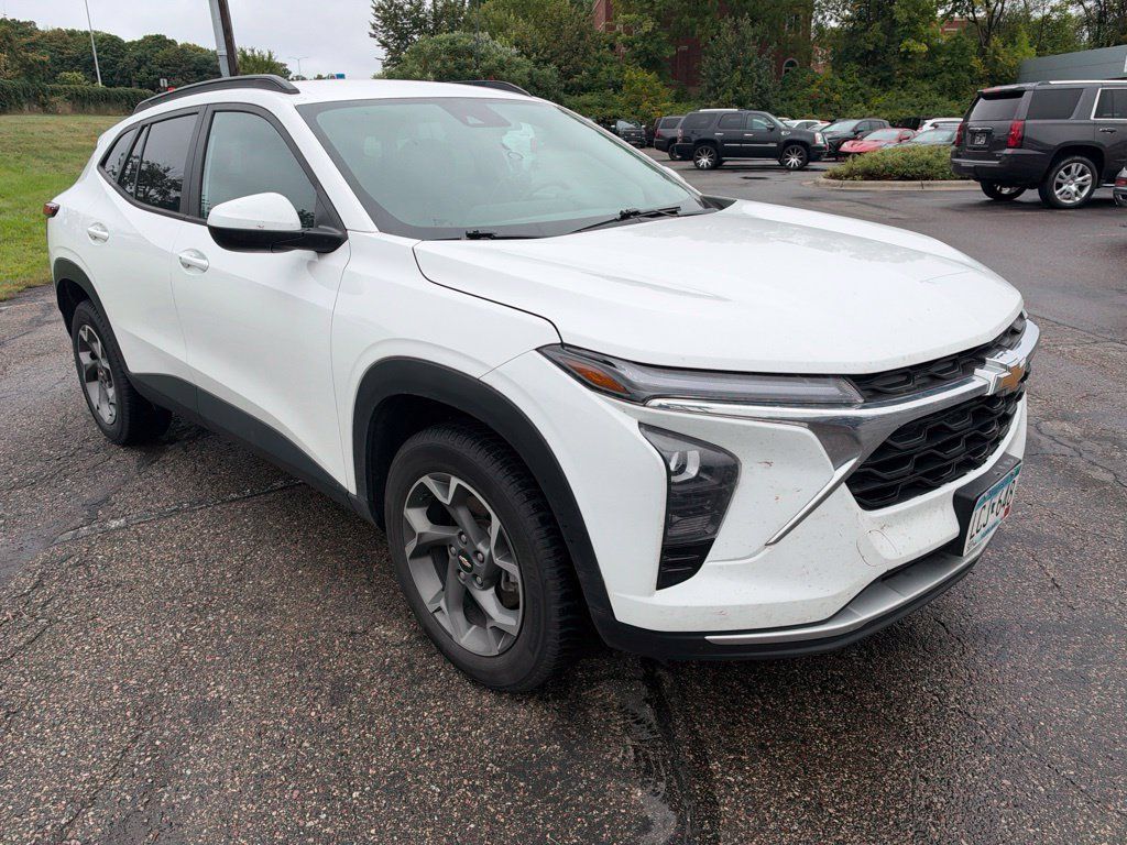 Used 2024 Chevrolet Trax LT w/ Driver Confidence Package FWD image 11