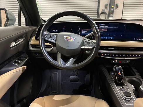 Used 2024 Cadillac XT4 Luxury w/ Cold Weather Package FWD image 13