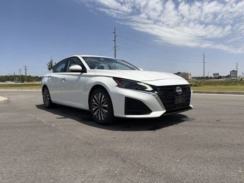 Used 2023 Nissan Altima 2.5 SV FWD image 9