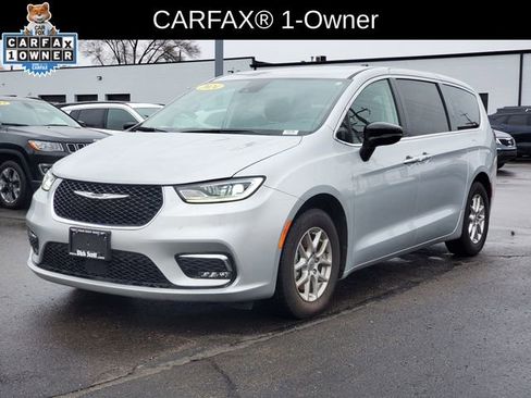 Used 2024 Chrysler Pacifica Touring-L image 2