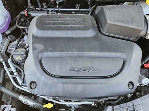 New 2024 Chrysler Pacifica Limited w/ Uconnect Theater Family Group image 32