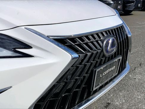 Used 2022 Lexus ES 300h w/ Premium Package image 30