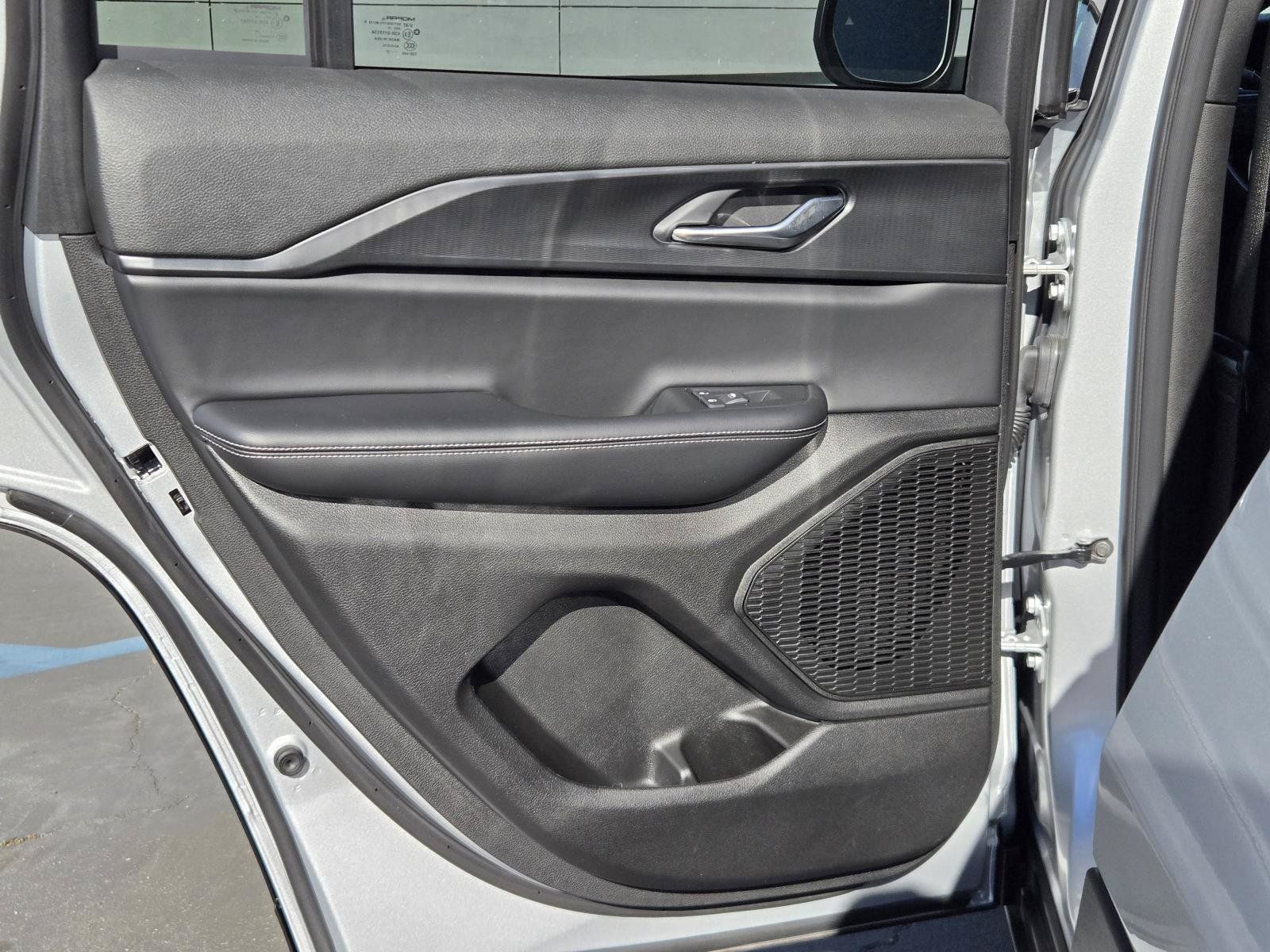Used 2025 Jeep Grand Cherokee Laredo X RWD image 24