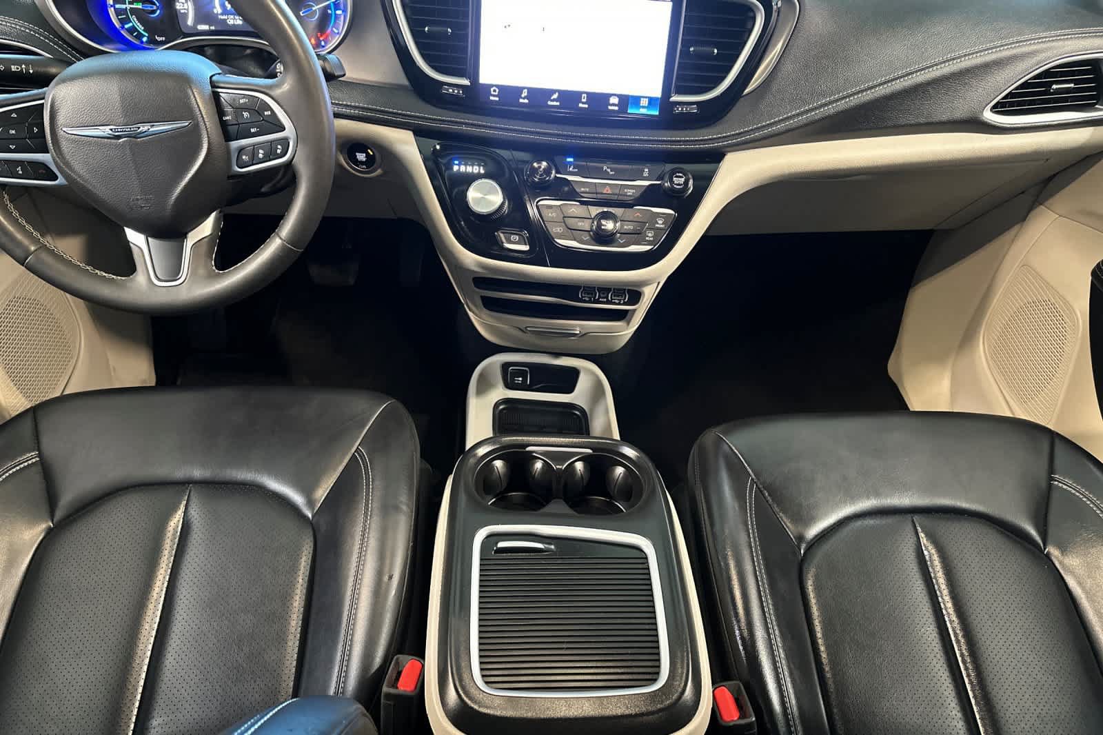 Used 2023 Chrysler Pacifica Touring-L FWD image 3