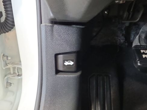 Used 2024 Nissan Altima 2.5 SV FWD image 17