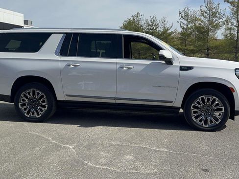Used 2023 GMC Yukon XL Denali Ultimate AWD/4WD image 3