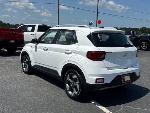 Used 2025 Hyundai Venue SEL FWD image 8