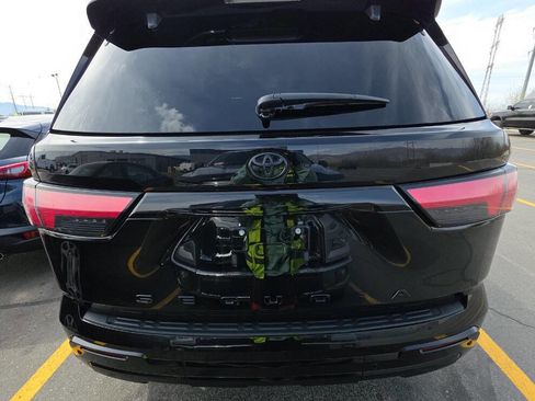 Used 2024 Toyota Sequoia Platinum image 3