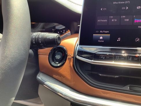 Used 2024 Jeep Compass Limited image 16