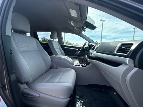 Used 2019 Toyota Highlander LE FWD image 27