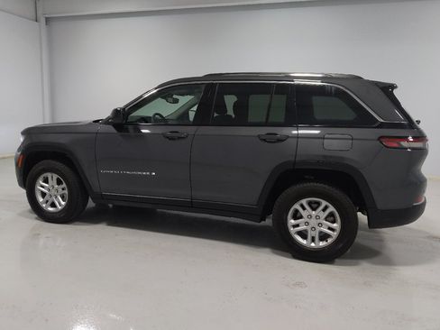 Used 2023 Jeep Grand Cherokee Laredo w/ Luxury Tech Group I AWD/4WD image 3
