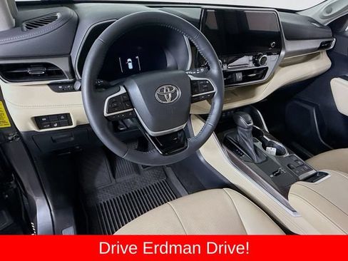 Used 2023 Toyota Highlander Limited FWD image 7