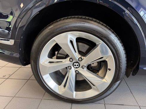 Used 2024 Bentley Bentayga AWD/4WD image 8