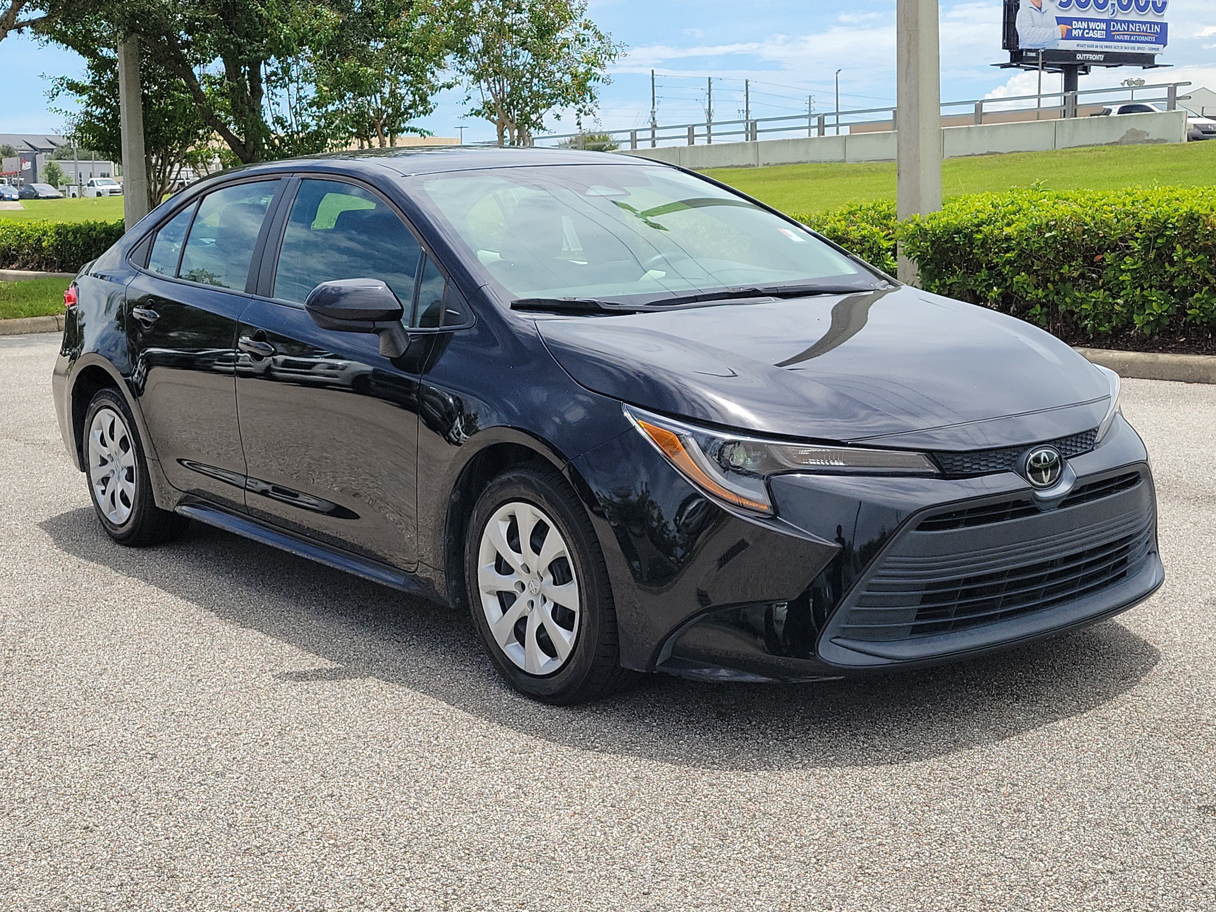 Used 2023 Toyota Corolla LE FWD image 3