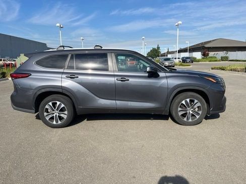 Used 2023 Toyota Highlander XLE FWD image 3