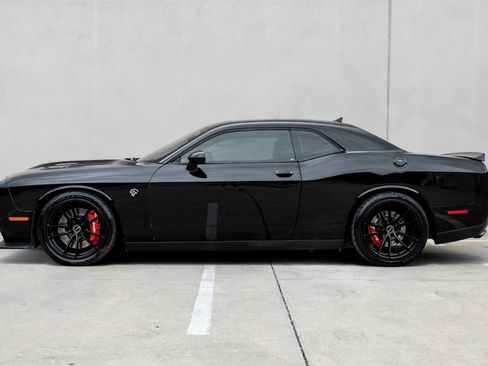 Used 2016 Dodge Challenger SRT Hellcat RWD image 9