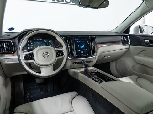 Used 2020 Volvo V60 T5 Cross Country image 16