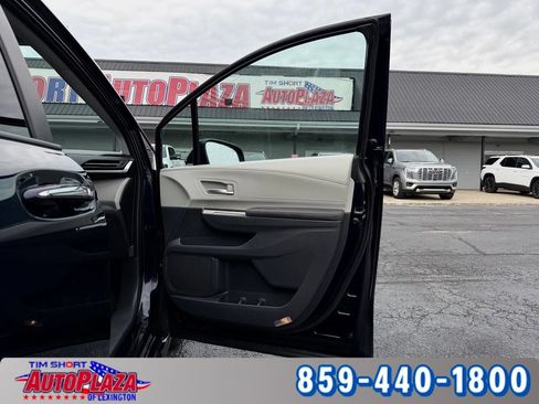 Used 2024 Toyota Sienna XLE FWD image 35