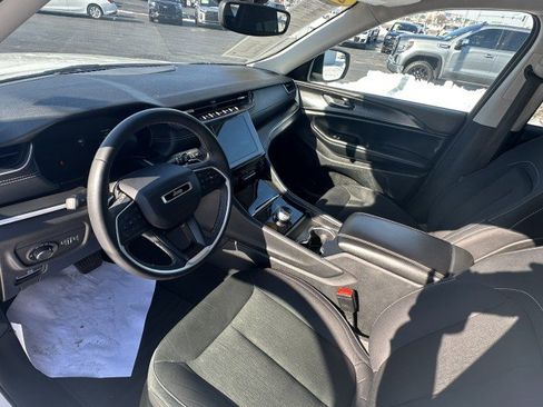 Used 2024 Jeep Grand Cherokee Laredo image 17