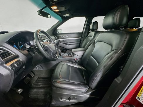 Used 2017 Ford Explorer XLT w/ Equipment Group 202A FWD image 13