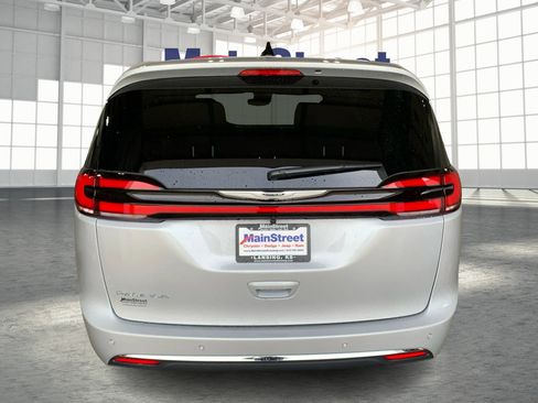 New 2026 Chrysler Pacifica Select image 4