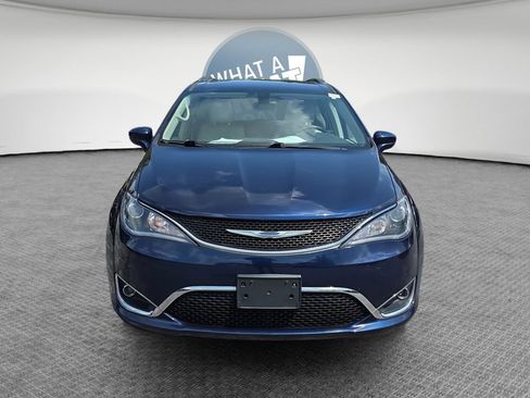 Used 2018 Chrysler Pacifica Touring-L FWD image 9