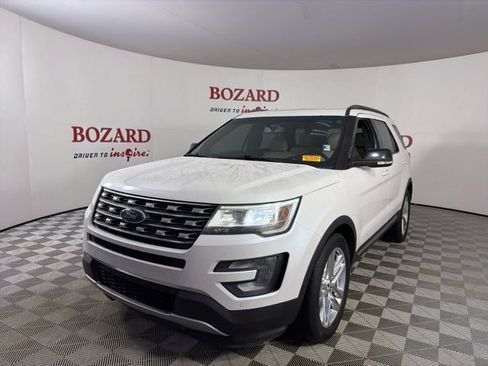 Used 2017 Ford Explorer XLT w/ Equipment Group 202A FWD image 4