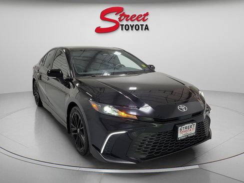 Used 2025 Toyota Camry SE w/ Convenience Package FWD image 5