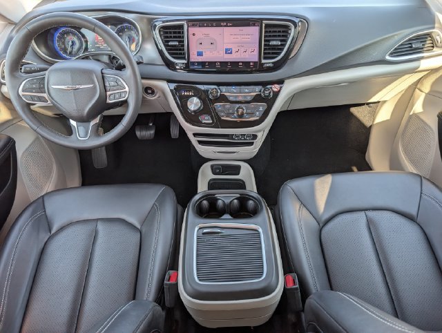 Used 2024 Chrysler Pacifica Touring-L FWD image 5