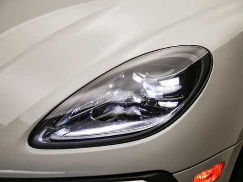 Certified 2024 Porsche Macan w/ Premium Plus Package AWD/4WD image 8