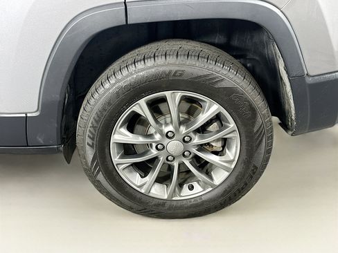 Used 2019 Jeep Cherokee Latitude Plus w/ Cold Weather Group image 11