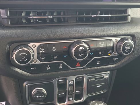 Used 2024 Jeep Wrangler Sport S image 20