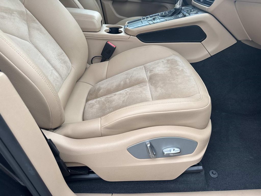 Used 2020 Porsche Macan AWD/4WD image 13