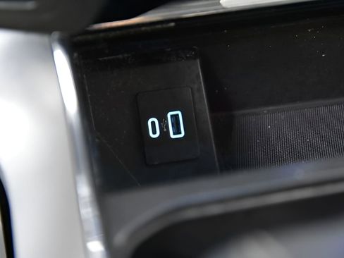 Used 2022 Ford F150 Lariat w/ Equipment Group 501A Mid image 13