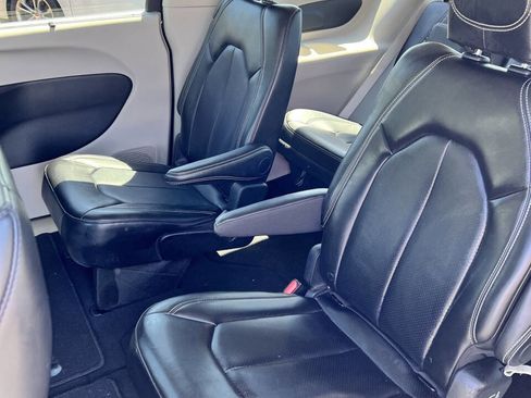 Used 2024 Chrysler Pacifica Touring-L image 16