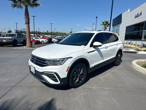 Used 2022 Volkswagen Tiguan SE image 3