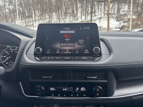 Used 2025 Nissan Rogue SV image 17