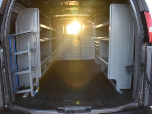 Used 2010 Chevrolet Express 2500 image 12