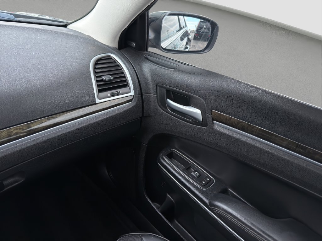 Used 2016 Chrysler 300 C RWD image 17