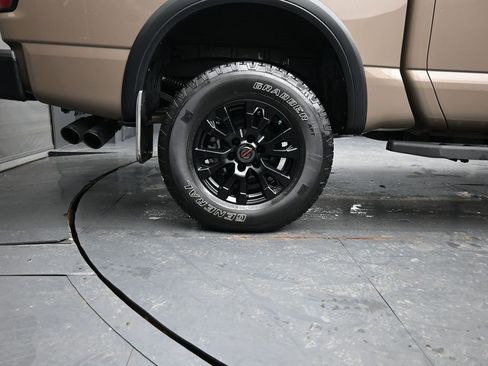Used 2021 Nissan Titan PRO-4X w/ Pro-4x Convenience Package image 10