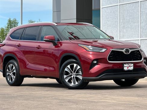Used 2023 Toyota Highlander XLE image 2