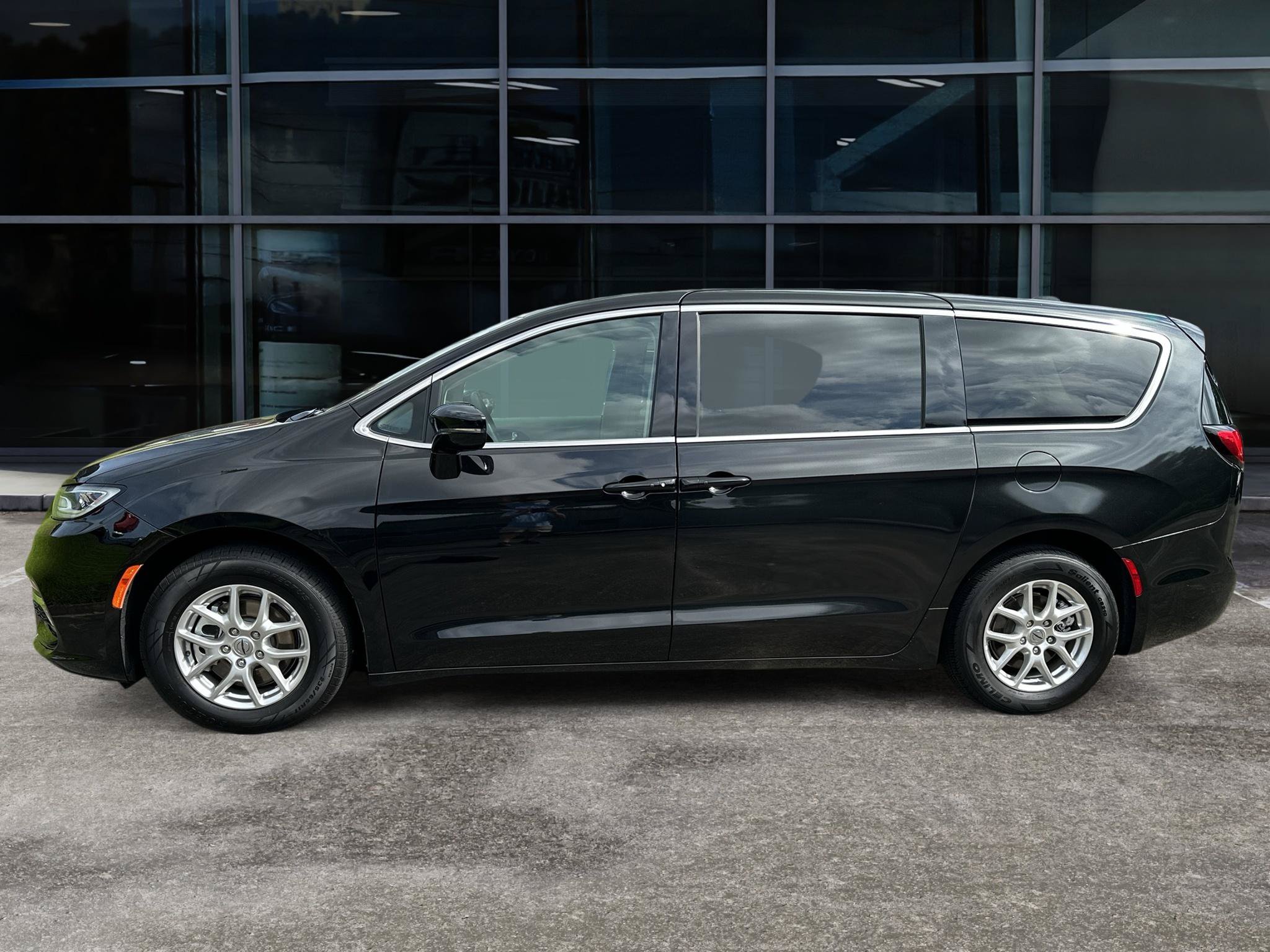 Used 2024 Chrysler Pacifica Touring-L FWD image 4