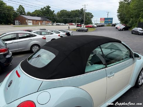 Used 2010 Volkswagen Beetle Final Edition FWD image 16