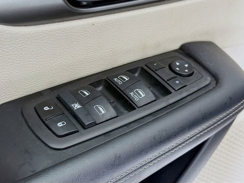 Used 2024 Chrysler Pacifica Touring-L FWD image 20