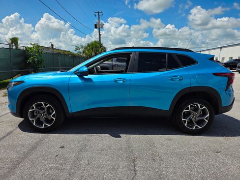 Certified 2025 Chevrolet Trax LT FWD image 2