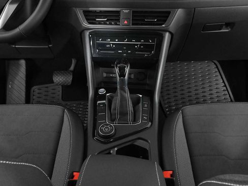 Certified 2025 Volkswagen Taos SE AWD/4WD image 15